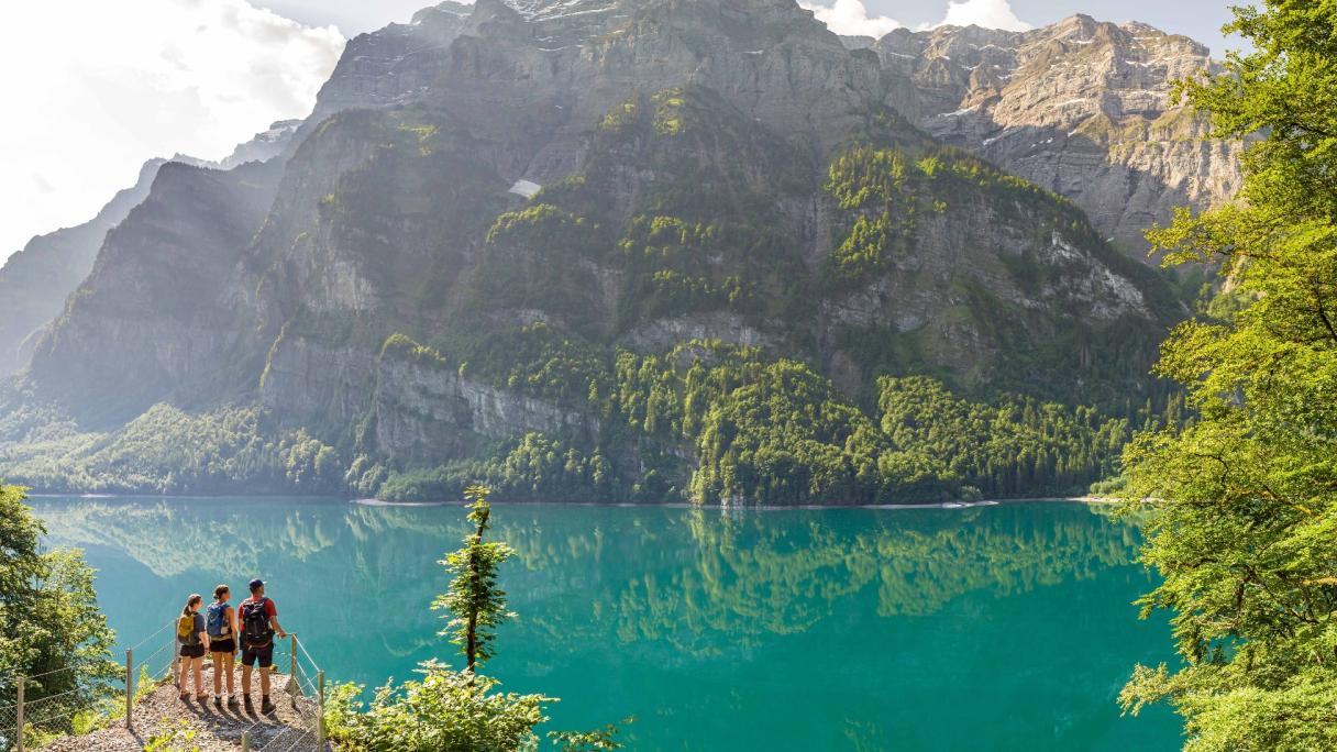 Klöntalersee mit Bergkulisse im Hintergrund