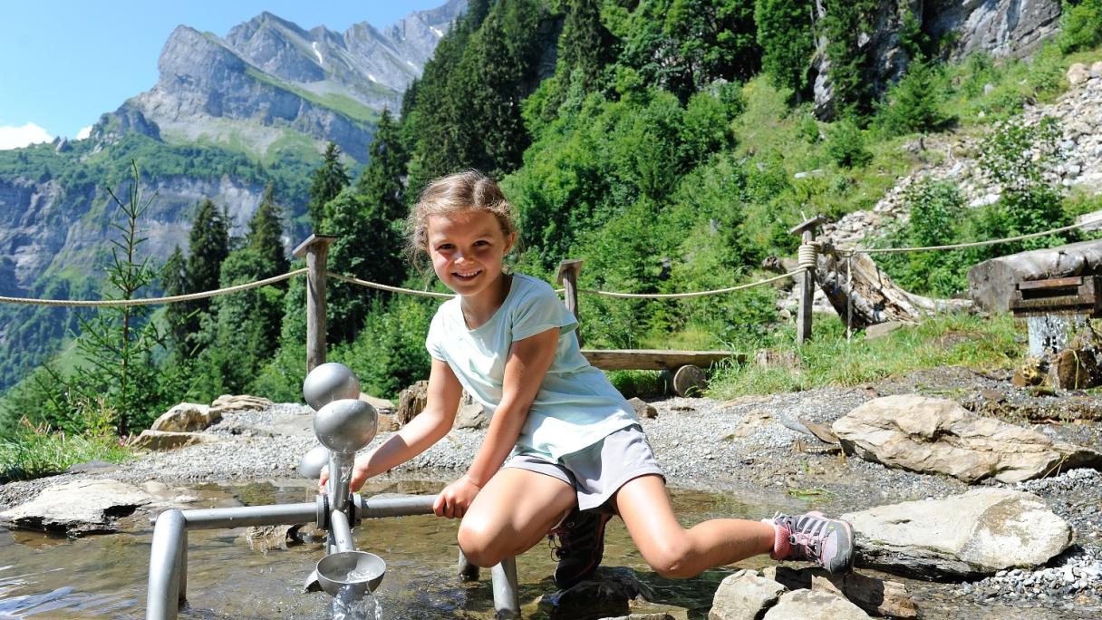 Kind auf dem Zwerg-Bartli-Erlebnisweg in Braunwald