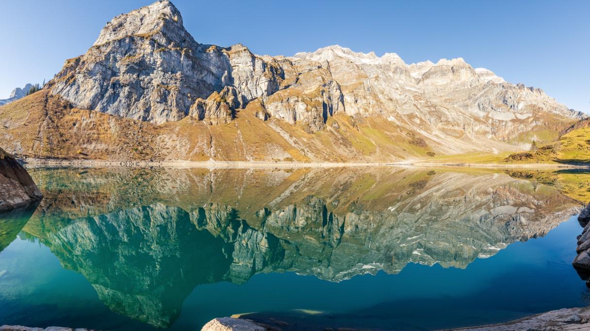 Oberblegisee mit Bergkulisse im Hintergrund