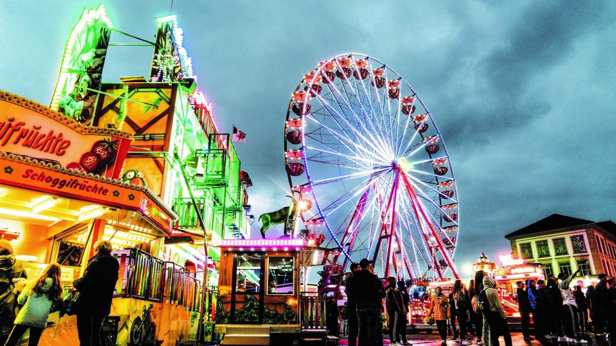 Lunapark Abends mit Lichtern und Riesenrad