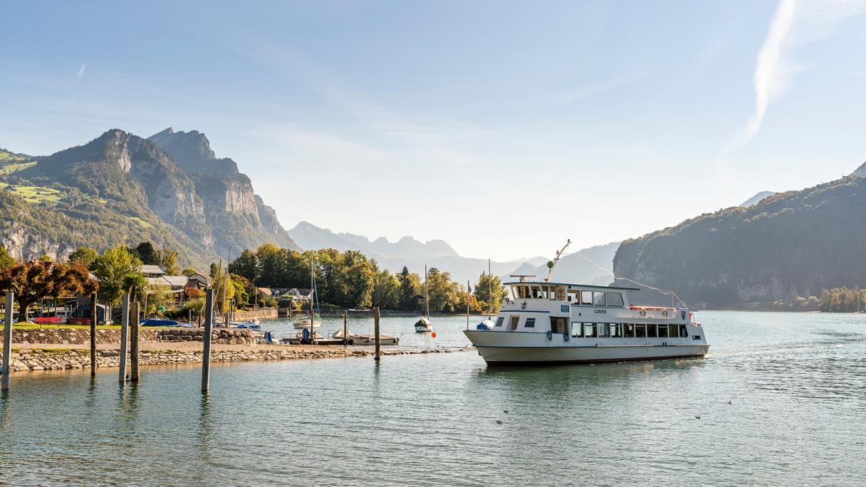 Schiff auf Walensee an Weesen