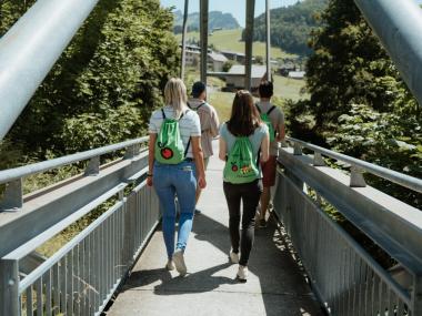 Personengruppe auf Brücke