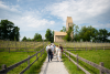 Eine Gruppe unterwegs auf der Insel Ufnau mit Kirche im Hintergrund.